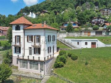 Case e ville in vendita di 450 m² in Via del Parco