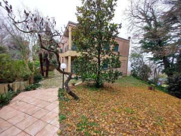 Case e ville in vendita di 450 m² in Via del Pettirosso