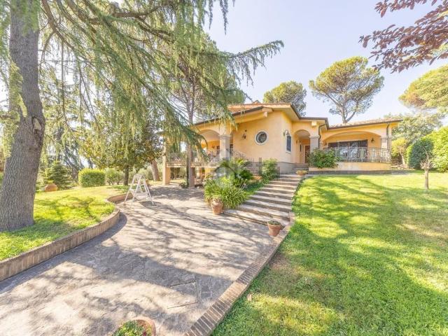 Case e ville in vendita di 450 m² in Via dell&apos Alloro, 5