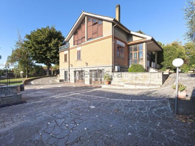 Case e ville in vendita di 450 m² in Via dell&apos Elce