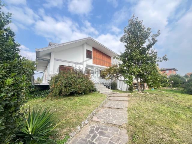 Case e ville in vendita di 450 m² in Via Enrico Fermi