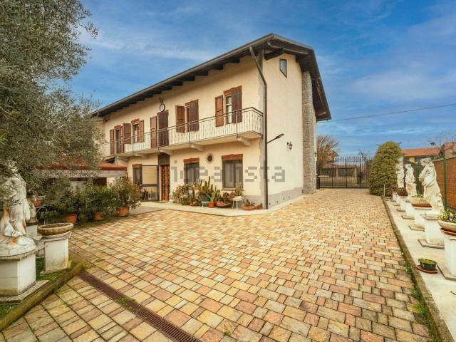 Case e ville in vendita di 450 m² in Via Formia, 12
