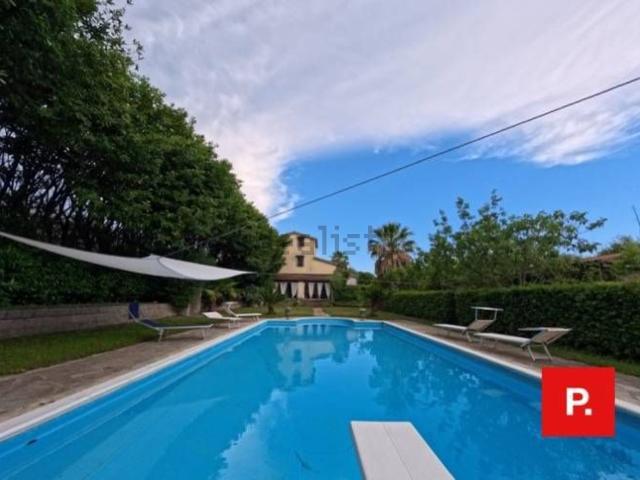 Case e ville in vendita di 450 m² in Via Felce, 18
