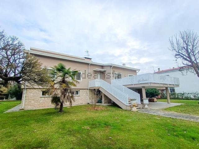 Case e ville in vendita di 450 m² in Via Filippo Turati