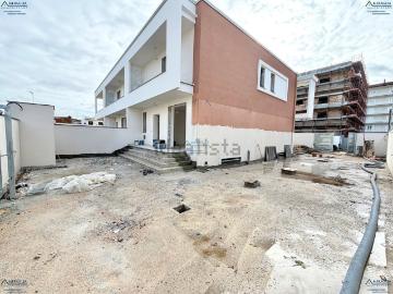 Case e ville in vendita di 450 m² in Via Francesco Saverio Nitti