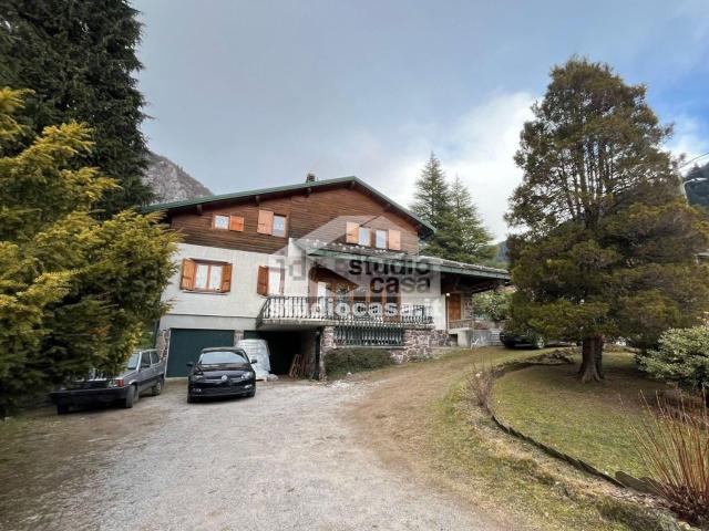 Case e ville in vendita di 450 m² in Via Frassa
