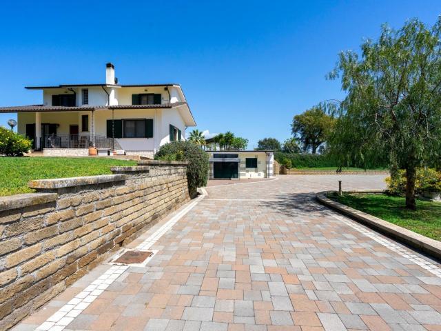 Case e ville in vendita di 450 m² in Via Litoranea
