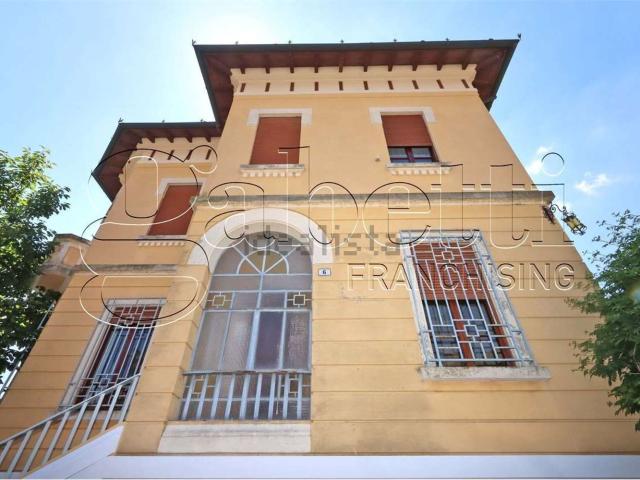 Case e ville in vendita di 450 m² in Via Luigi Borsari