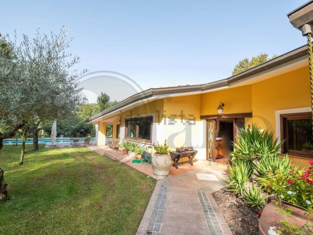 Case e ville in vendita di 450 m² in Via Monne