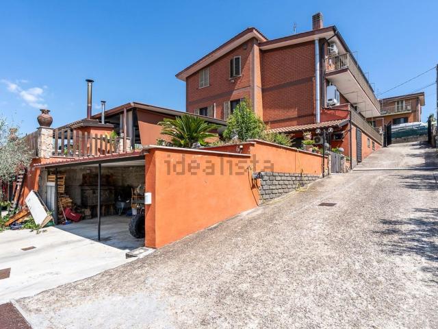 Case e ville in vendita di 450 m² in Via Montagnanello