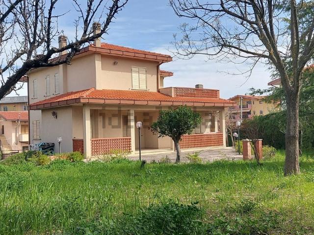 Case e ville in vendita di 450 m² in Via Nazionale, 174