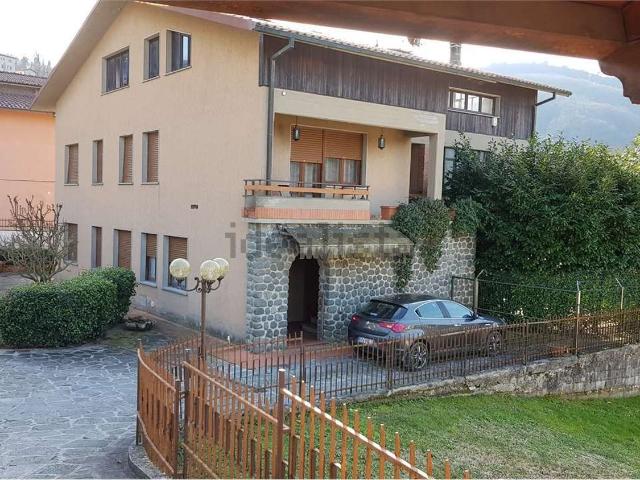 Case e ville in vendita di 450 m² in Via Nicola Fabrizi