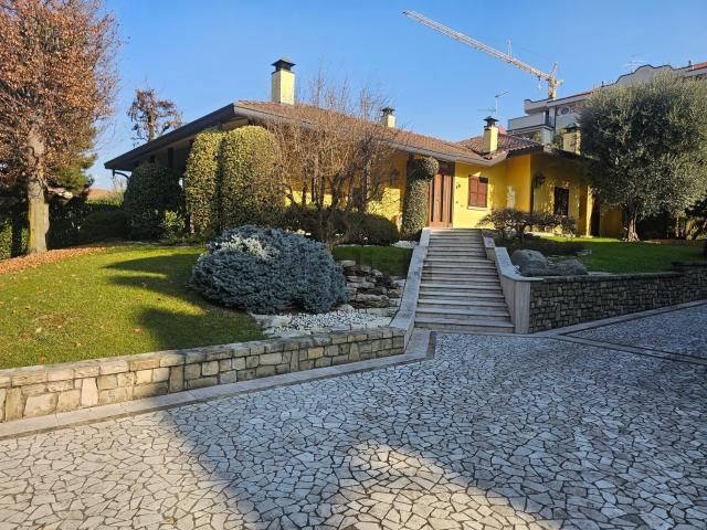 Case e ville in vendita di 450 m² in Via Sorte