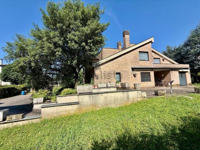 Case e ville in vendita di 450 m² in Via San Maurizio Al Lambro, 170