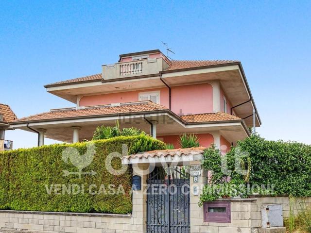 Case e ville in vendita di 450 m² in Via Padre Gaetano Catanoso, 2