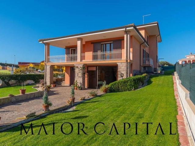 Case e ville in vendita di 450 m² in Via Roma
