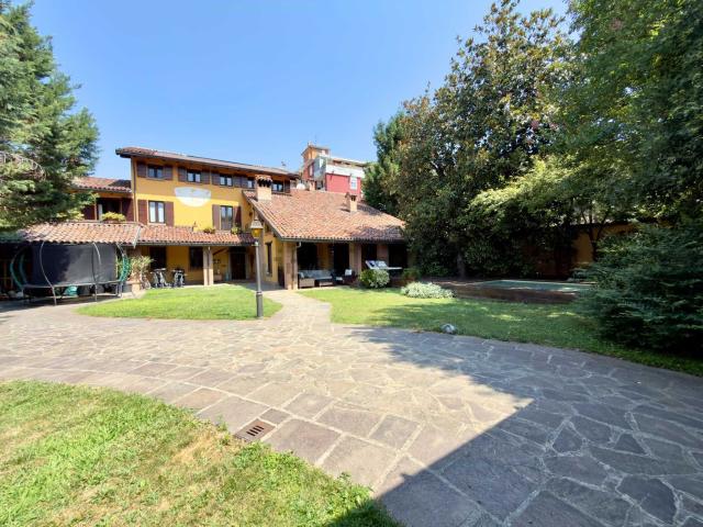 Case e ville in vendita di 450 m² in Via Tolmezzo, 4