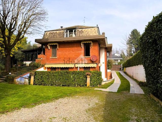 Villetta bifamiliare in vendita di 450 m² in Via Ugo Foscolo, 31