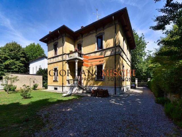 Case e ville in vendita di 450 m² in Viale Cesare Battisti, 73
