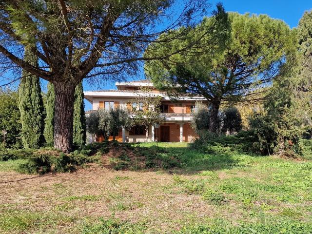 Case e ville in vendita di 450 m² in Viale Perugia, 37