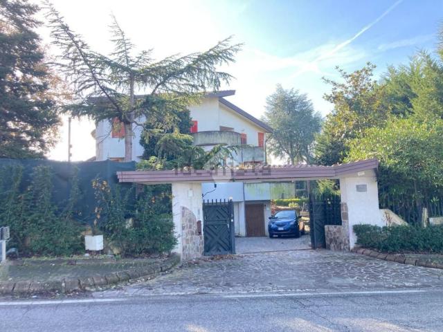 Case e ville in vendita di 450 m² in Contrada Pietrabianca, 10
