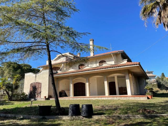 Case e ville in vendita di 450 m² in Contrada San Donato