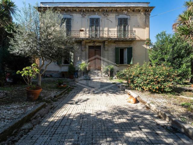 Case e ville in vendita di 450 m² in Corso Cesare Battisti, 100