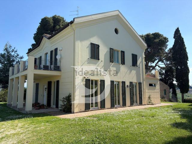 Case e ville in vendita di 450 m² in Strada Quagliera