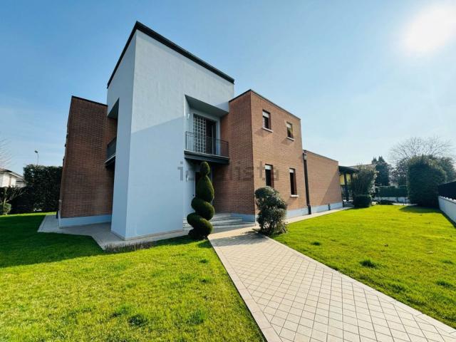 Case e ville in vendita di 453 m² in Via Beata Cristina, 11