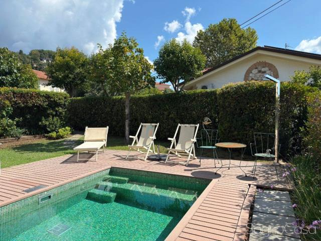 Case e ville in vendita di 454 m² in Via delle Sezioni