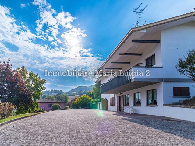 Case e ville in vendita di 454 m² in Strada Cozzano, 11