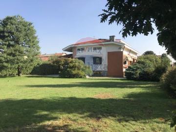 Case e ville in vendita di 457 m² in Via Giuseppe Serra, 4