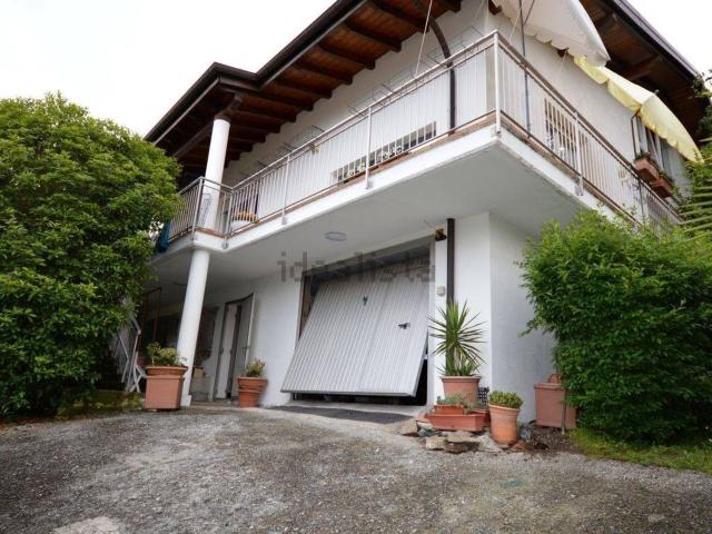 Case e ville in vendita di 457 m² in Via Delle Camelie