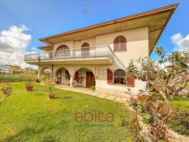 Case e ville in vendita di 457 m² in Via Palazzi, 28