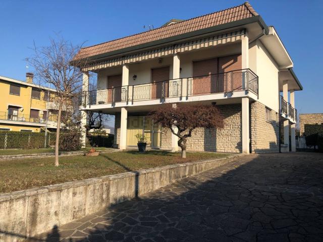 Case e ville in vendita di 458 m² in Via IV Novembre, 6
