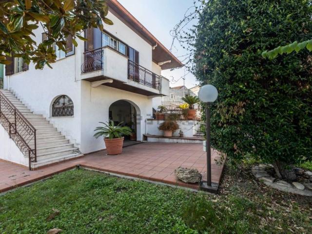 Case e ville in vendita di 458 m² in Via T. Rosario Grilli, 6