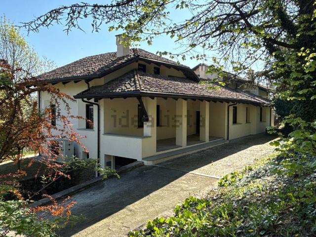 Case e ville in vendita di 458 m² in Strada Valle Tanaro