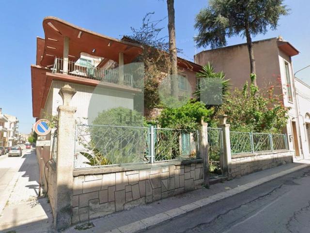 Case e ville in vendita di 460 m² in Via Castelfidardo, 153