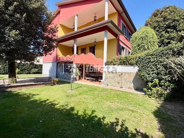 Case e ville in vendita di 460 m² in Via A. Moro, 73