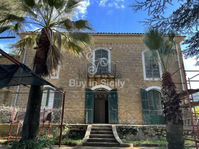 Case e ville in vendita di 460 m² in Via Leonardo Gebbia