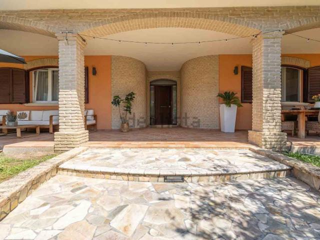 Case e ville in vendita di 460 m² in Via G. Saragat, 20