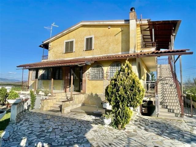 Case e ville in vendita di 460 m² in Via Giacomo Leopardi