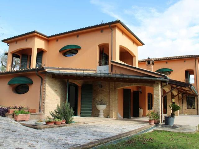 Case e ville in vendita di 460 m² in Via della Madonna