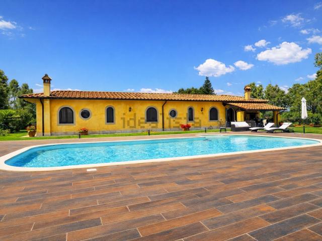 Case e ville in vendita di 460 m² in Via di Monterosi