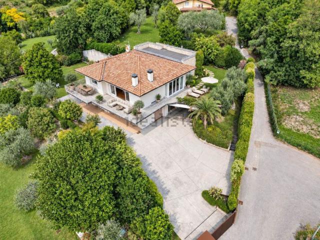 Case e ville in vendita di 460 m² in Via IV Novembre, 3