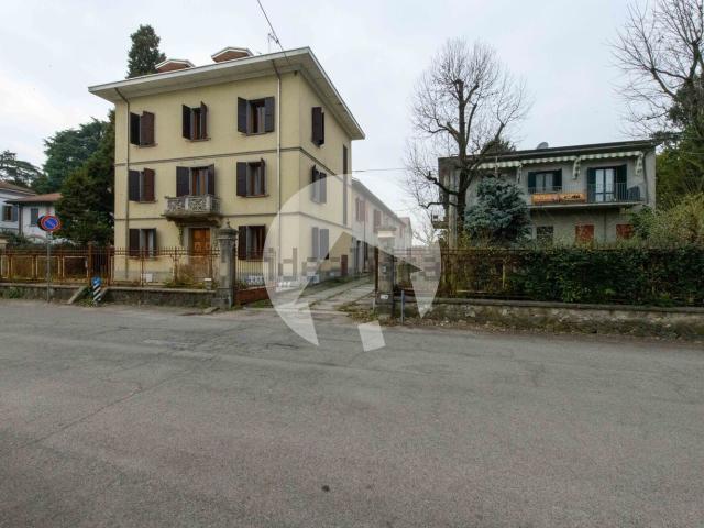 Case e ville in vendita di 460 m² in Via IV Novembre, 10
