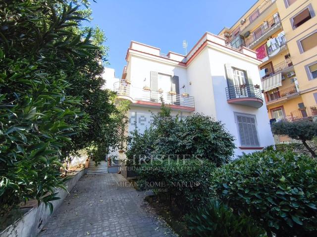 Case e ville in vendita di 460 m² in Via Margherita di Savoia