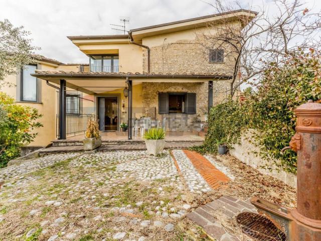 Case e ville in vendita di 460 m² in Via Roma Ovest, 40