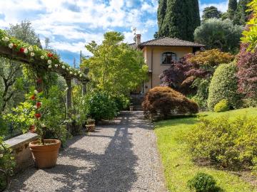 Case e ville in vendita di 460 m² in Via Tommaso Grossi