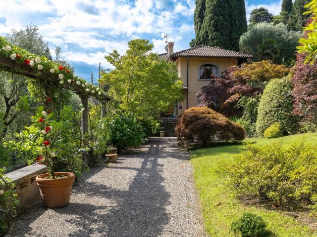 Case e ville in vendita di 460 m² in Via Tommaso Grossi